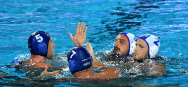 Budapeşte, Macaristan - 27 Temmuz 2017. Yarı final kazandıktan sonra mutlu Macarlar (Vamos Marton 5, Decker Adam 7) Yunan oyuncu (Genidounias Konstantinos 2, Mourikis Konstantinos 9) tebrik.