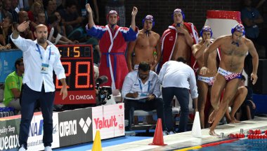Budapeşte, Macaristan - 27 Temmuz 2017. Tucak Ivica koçu ve Hırvat erkek su takımı final. Fina Waterpolo Dünya Şampiyonası 2017 yılında Alfred Hajos yüzme merkezinde düzenlendi.