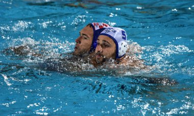 Budapeşte, Macaristan - 27 Temmuz 2017. Krapic Ivan (Cro, kap 10) kavgalar Cuk Milos karşı (Srb, kap 5). Fina Waterpolo Dünya Şampiyonası, yarı final.