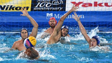 Budapeşte, Macaristan - 27 Temmuz 2017. Gor-Nagy Miklos (8), Vamos Marton (5), Manhercz Çaça55 (3) ve Nagy Viktor (1) Yunanistan Waterpolo takımı karşı savunmak. Fina Waterpolo Dünya Şampiyonası, yarı final.