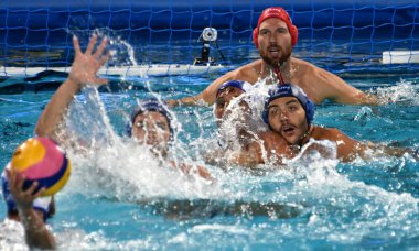 Budapeşte, Macaristan - 27 Temmuz 2017. Gor-Nagy Miklos (8) ve Nagy Viktor (1) Yunanistan Waterpolo takımı karşı savunmak. Fina Waterpolo Dünya Şampiyonası, yarı final.