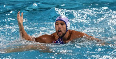 Budapeşte, Macaristan - 27 Temmuz 2017. Ubovic Nemanja (Srb, kap 7) kavgalar Macan Marko karşı (Cro, kap 2). Fina Waterpolo Dünya Şampiyonası, yarı final.
