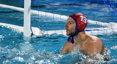 Budapeşte, Macaristan - 27 Temmuz 2017. Sırbistan waterpolo takımı Mitrovic Branislav (13) kaleci. Fina Waterpolo Dünya Şampiyonası, yarı final.