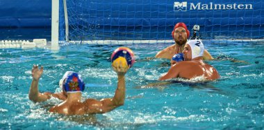 Budapeşte, Macaristan - 25 Temmuz 2017. Macar waterpolo takım (Nagy Viktor kaleci, Torok Bela) Rus oyuncular (Sergey Rus imalatı Lisunov Shepelev Roma) karşı savunmak. Fina Waterpolo Dünya Şampiyonası.