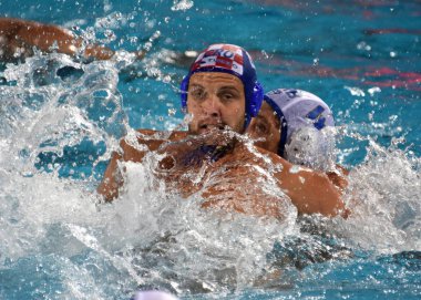 Budapeşte, Macaristan - 27 Temmuz 2017. Randelovic Sava (Srb, kap 4) kavgalar Loncar Luka karşı (Cro, kap 4). Fina Waterpolo Dünya Şampiyonası, yarı final.
