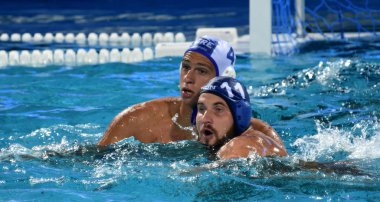 Budapeşte, Macaristan - 27 Temmuz 2017. Mezei Tamas (Hun, kap 11) kavgalar Dervisis Georgios karşı (Gre, kap 4). Fina Waterpolo Dünya Şampiyonası, yarı final.