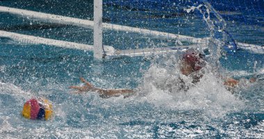 Kaleci topu ulaşmak ve atış savunmak çalışır. Su büyük sıçrama.