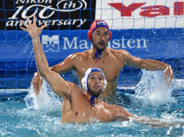 Budapeşte, Macaristan - 27 Temmuz 2017. Genidounias Konstantinos (2) ve yarı final Flegkas Konstantinos (1). Fina Waterpolo Dünya Şampiyonası 2017 yılında Alfred Hajos yüzme merkezinde düzenlendi.