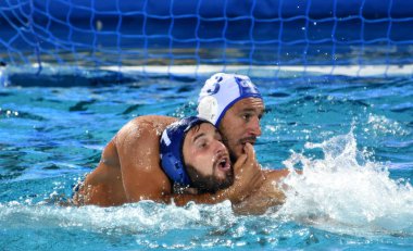 Budapeşte, Macaristan - 27 Temmuz 2017. Mezei Tamas (Hun, kap 11) kavgalar Delakas Evangelos Ioannis karşı (Gre, kap 3). Fina Waterpolo Dünya Şampiyonası, yarı final.