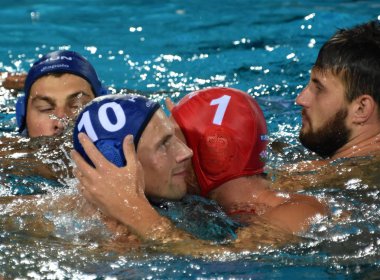 Budapeşte, Macaristan - 27 Temmuz 2017. Mutlu Macar ekibi (Nagy Viktor 1, Varga Denes 10, Mezei Tamas 11) yarı final kazandıktan sonra. Fina Waterpolo Dünya Şampiyonası.