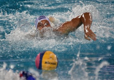 Budapeşte, Macaristan - 29 Temmuz 2017. Zalanki Gergo (4) Macar waterpolo oyuncu topa son yüzme. Fina Waterpolo Dünya Şampiyonası 2017 yılında Alfred Hajos yüzme merkezinde düzenlendi.