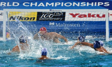 Budapeşte, Macaristan - 27 Temmuz 2017. Hedef hareket halinde. Yunan kaleci (Flegkas Konstantinos) topu ulaşamadı. Fina Waterpolo Dünya Şampiyonası 2017 yılında Alfred Hajos yüzme merkezinde düzenlendi.