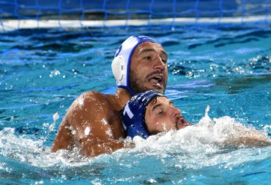 Budapeşte, Macaristan - 27 Temmuz 2017. Mezei Tamas (Hun, kap 11) kavgalar Delakas Evangelos Ioannis karşı (Gre, kap 3). Fina Waterpolo Dünya Şampiyonası, yarı final.