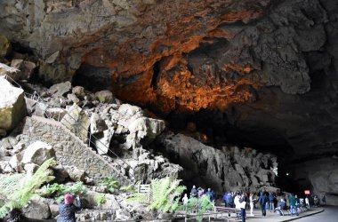 Jenolan, Avustralya - 7 Temmuz 2018. İnsanlar Blue Mountains mağaralarda Jenolan ziyaret etti. En büyük, en muhteşem ve en ünlü Avustralya'da mağaralar Jenolan mağaralar vardır.