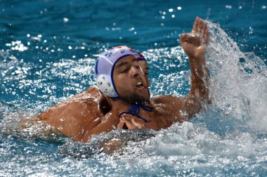 Budapeşte, Macaristan - 27 Temmuz 2017. Ubovic Nemanja (Srb, kap 7) kavgalar karşı Jokovic Maro (Cro, kap 5). Fina Waterpolo Dünya Şampiyonası, yarı final.