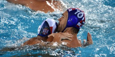 Budapeşte, Macaristan - 27 Temmuz 2017. Krapic Ivan (Cro, kap 10) kavgalar Jaksic Nikola karşı (Srb, kap 9). Fina Waterpolo Dünya Şampiyonası, yarı final.