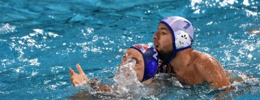 Budapeşte, Macaristan - 27 Temmuz 2017. Ubovic Nemanja (Srb, kap 7) kavgalar Macan Marko karşı (Cro, kap 2). Fina Waterpolo Dünya Şampiyonası, yarı final.