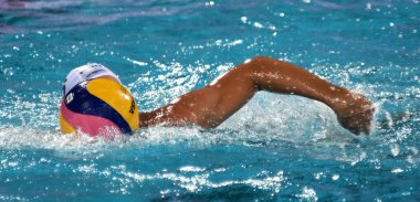 Budapeşte, Macaristan - 25 Temmuz 2017. Waterpolo oyuncu topu ile yüzme. Fina Waterpolo Dünya Şampiyonası 2017 yılında Alfred Hajos yüzme merkezinde düzenlendi.