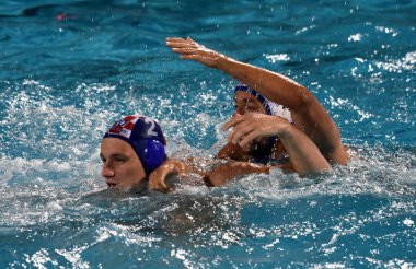 Budapeşte, Macaristan - 27 Temmuz 2017. Ubovic Nemanja (Srb, kap 7) kavgalar Macan Marko karşı (Cro, kap 2). Fina Waterpolo Dünya Şampiyonası, yarı final.