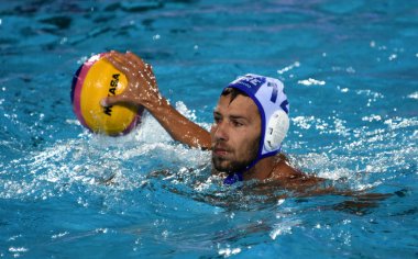 Budapeşte, Macaristan - 27 Temmuz 2017. Yarı final Vlachopoulos Angelos (12) Yunan waterpolo oyuncu. Fina Waterpolo Dünya Şampiyonası 2017 yılında Alfred Hajos yüzme merkezinde düzenlendi.