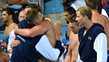 Budapeşte, Macaristan - 27 Temmuz 2017. Mutlu Macar ekibi (Zalanki Gergo 4, Torok Bela 2, Decker Attila 13) yarı final kazandıktan sonra. Fina Waterpolo Dünya Şampiyonası.