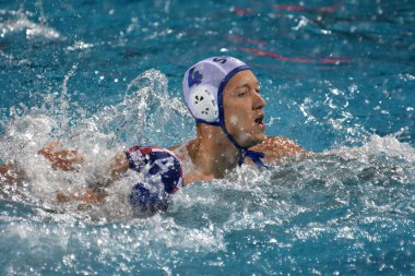 Budapeşte, Macaristan - 27 Temmuz 2017. Randelovic Sava (Srb, kap 4) kavgalar Loncar Luka karşı (Cro, kap 4). Fina Waterpolo Dünya Şampiyonası, yarı final.