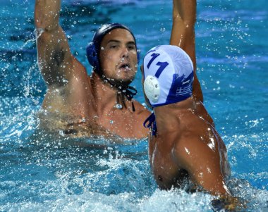 Budapeşte, Macaristan - 27 Temmuz 2017. Hosnyanszky Norbert (6) Macar waterpolo oyuncu Gounas Alexandros karşı savaşır (Gre, kap 11). Fina Waterpolo Dünya Şampiyonası, yarı final.