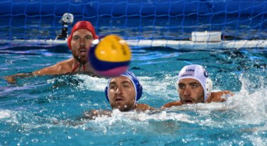 Budapeşte, Macaristan - 25 Temmuz 2017. Gor-Nagy Miklos (Hun) Sergey Rus imalatı Lisunov (Rus) karşı savunur. Nagy Viktor (Hun) içinde belgili tanımlık geçmiş. Fina Waterpolo Dünya Şampiyonası Çeyrek Final.
