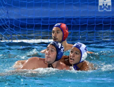 Budapeşte, Macaristan - 27 Temmuz 2017. Harai Balazs (Hun, kap 12) kavgalar Dervisis Georgios karşı (Gre, kap 4). Fina Waterpolo Dünya Şampiyonası, yarı final.
