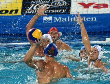 Budapeşte, Macaristan - 25 Temmuz 2017. Manhercz Çaça55 (3), Hosnyanszky Norbert (6) ve Nagy Viktor (1) Nagaev Ivan (8) karşı savunmak. Waterpolo Dünya Şampiyonası.
