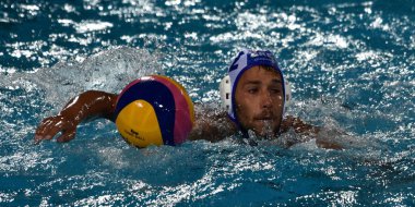 Budapeşte, Macaristan - 27 Temmuz 2017. Yarı final Vlachopoulos Angelos (12) Yunan waterpolo oyuncu. Fina Waterpolo Dünya Şampiyonası 2017 yılında Alfred Hajos yüzme merkezinde düzenlendi.
