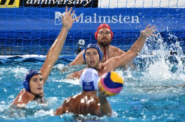 Budapeşte, Macaristan - 27 Temmuz 2017. Nagy Viktor (1), Erdelyi Balazs (9) ve Vamos Marton (5) Yunanistan Ulusal Su takımı karşı savunmak. Fina Waterpolo Dünya Şampiyonası, yarı final.