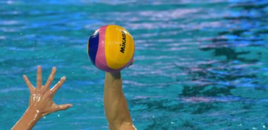 Budapeşte, Macaristan - 25 Temmuz 2017. Waterpolo oyuncu topu ile yüzme. Fina Waterpolo Dünya Şampiyonası 2017 yılında Alfred Hajos yüzme merkezinde düzenlendi.