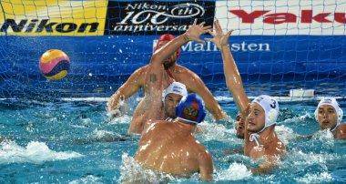 Budapeşte, Macaristan - 25 Haziran 2017. MANHERCZ Krisztian (3), HOSNYANSZKY Norbert (6), ERDELYI Balazs (9) ve NAGY Viktor (1) NAGAEV İvan (8) 'a karşı savunma yaptı. Waterpolo Dünya Şampiyonası.