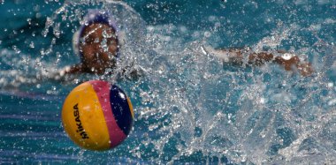 Budapeşte, Macaristan - 27 Temmuz 2017. Waterpolo oyuncu topu ile yüzme.