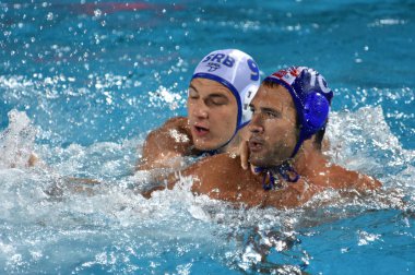 Budapeşte, Macaristan - 27 Temmuz 2017. Krapic Ivan (Cro, kap 10) kavgalar Jaksic Nikola karşı (Srb, kap 9). Fina Waterpolo Dünya Şampiyonası, yarı final.
