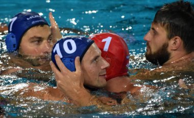 Budapeşte, Macaristan - 27 Temmuz 2017. Mutlu Macar ekibi (Nagy Viktor 1, Varga Denes 10, Mezei Tamas 11) yarı final kazandıktan sonra. Fina Waterpolo Dünya Şampiyonası.