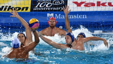 Budapeşte, Macaristan - 27 Temmuz 2017. Manhercz Çaça55 (3), Gor-Nagy Miklos (8), Vamos Marton (5) ve Nagy Viktor (1) Fountoulis Ioannis (5) karşı savunmak. Fina Waterpolo Dünya Şampiyonası, yarı final.