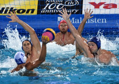 Budapeşte, Macaristan - 27 Temmuz 2017. Manhercz Çaça55 (3), Gor-Nagy Miklos (8), Vamos Marton (5) ve Nagy Viktor (1) Fountoulis Ioannis (5) karşı savunmak. Fina Waterpolo Dünya Şampiyonası, yarı final.
