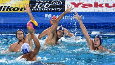 Budapeşte, Macaristan - 27 Temmuz 2017. Gor-Nagy Miklos (8), Vamos Marton (5), Manhercz Çaça55 (3) ve Nagy Viktor (1) Yunanistan Waterpolo takımı karşı savunmak. Fina Waterpolo Dünya Şampiyonası, yarı final.