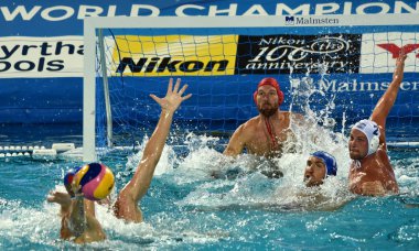 Budapeşte, Macaristan - 25 Temmuz 2017. Macar waterpolo takım (Nagy Viktor kaleci, Torok Bela) Rus oyuncular (Sergey Rus imalatı Lisunov Shepelev Roma) karşı savunmak. Fina Waterpolo Dünya Şampiyonası.