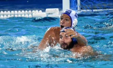 Budapeşte, Macaristan - 27 Temmuz 2017. Mezei Tamas (Hun, kap 11) kavgalar Dervisis Georgios karşı (Gre, kap 4). Fina Waterpolo Dünya Şampiyonası, yarı final.