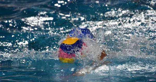 Wasserballspieler Schwimmt Mit Dem Ball — Stockfoto