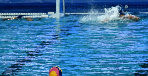 Jogador Polo Aquático Nadando Até Bola Início — Fotografia de Stock