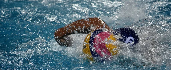 Jogador Polo Aquático Nadando Com Bola — Fotografia de Stock