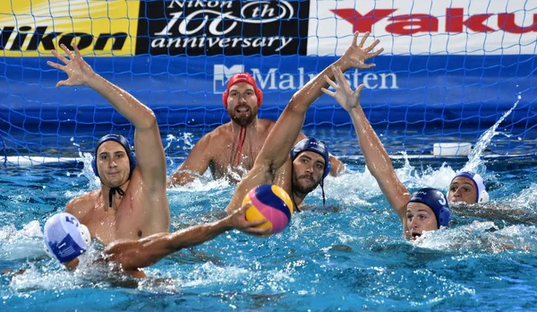 Budapeşte, Macaristan - 27 Temmuz 2017. Gor-Nagy Miklos (8), Vamos Marton (5), Manhercz Çaça55 (3) ve Nagy Viktor (1) Yunanistan Waterpolo takımı karşı savunmak. Fina Waterpolo Dünya Şampiyonası, yarı final.