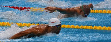 Budapeşte, Macaristan - 25 Temmuz 2017. Cseh Laszlo (Hun) ve yüzme Le Clos Chad (Rsa) kelebek rekabetçi yüzücü. Fina yüzme Dünya Şampiyonası ön ısıtır Duna Arena.