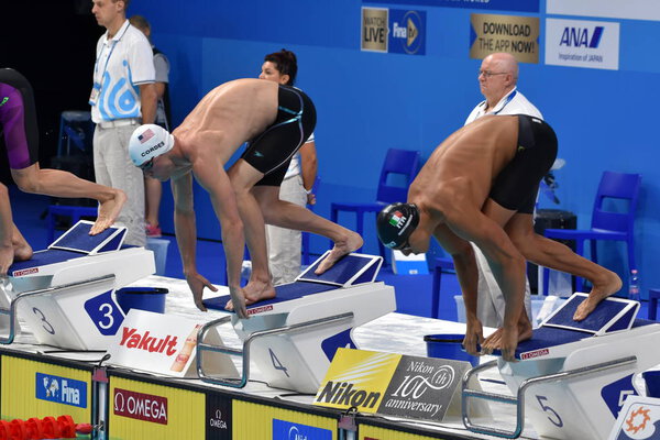 Будапешт, Венгрия - 25 июля 2017 г. Соревновательный пловец MARTINENGHI Nicolo (ITA) и CORDES Kevin (USA) плавают breastroke. Чемпионат мира по плаванию в плавании
.