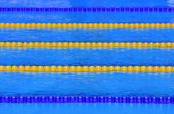 Vista Uma Piscina Vazia Dentro Casa Faixas Uma Piscina Competição — Fotografia de Stock