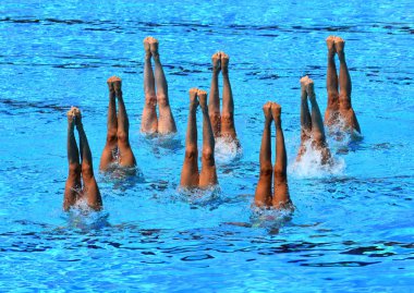 Eşitlenmiş yüzücüler dışarı su eylem üzerine gelin. Yüzücüler bacaklar hareket senkronize. Senkronize yüzme takımının ayrıntılı bir eşitlenmiş rutin performans suda hareket eder..